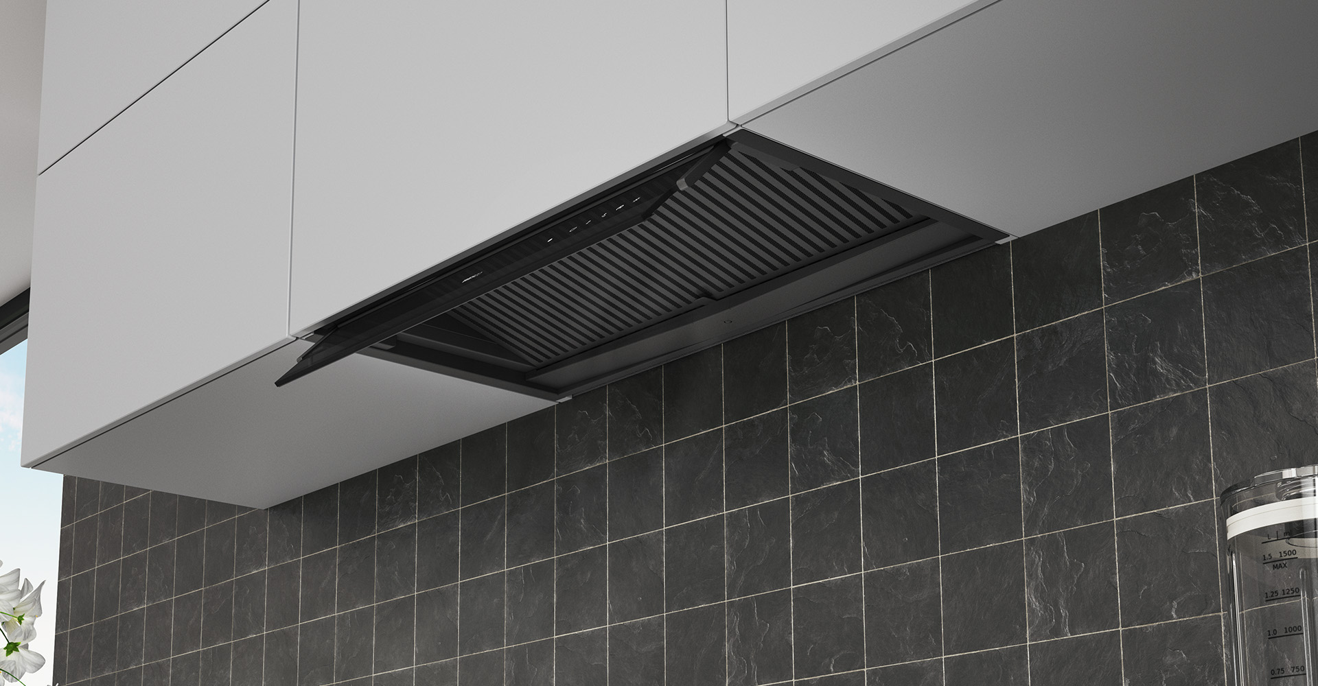 Hotte intégrable WESCO EVM 224 noir mat, intégrée de manière quasi invisible dans un meuble haut blanc, avec déflecteur rabattable en verre déployé.