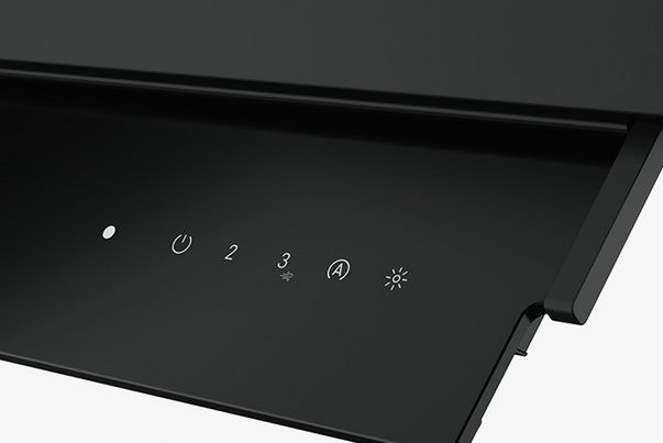 EVM 224 Vue détaillée de la commande tactile sur le déflecteur rabattable en verre noir de la hotte intégrable WESCO EVM 224.