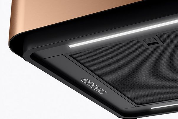 Vue détaillée de la hotte îlot WESCO Aurea avec habillage cuivré, face inférieure noir mat et bandeau lumineux LED intégré.