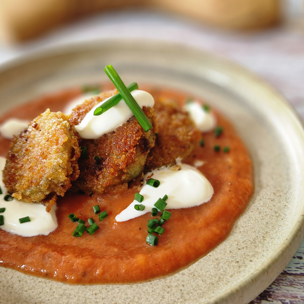 Panierte Auberginenscheiben auf Tomatensauce mit Sauerrahm und Schnittlauch - Rezept von Mirko Buri